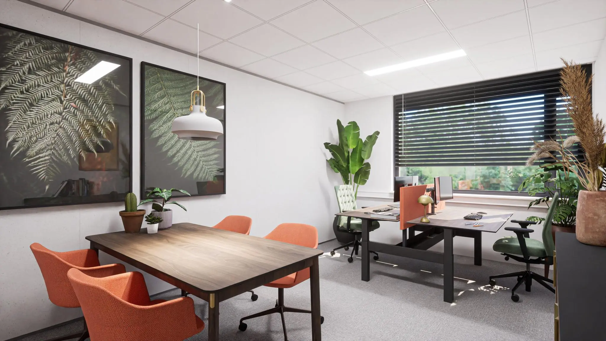 Modern kantoor met houten vergadertafel, oranje stoelen, werkplekken en veel groene planten.